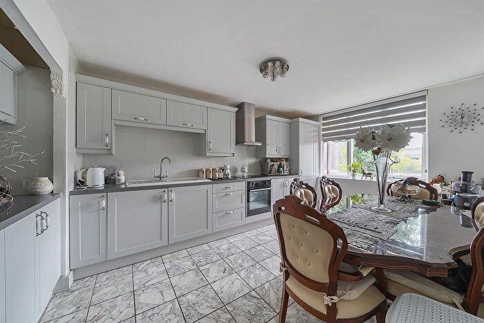 3 Bedroom Flat For Sale In Laxley Close, London, SE5