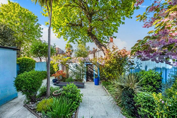 2 Bedroom Flat For Sale In Upper Richmond Road West, East Sheen, SW14