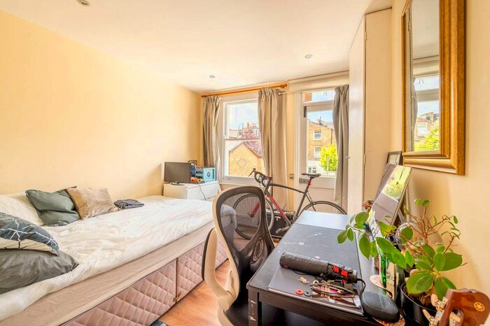 2 Bedroom Flat To Rent In Mirabel Road, Fulham, London, SW6