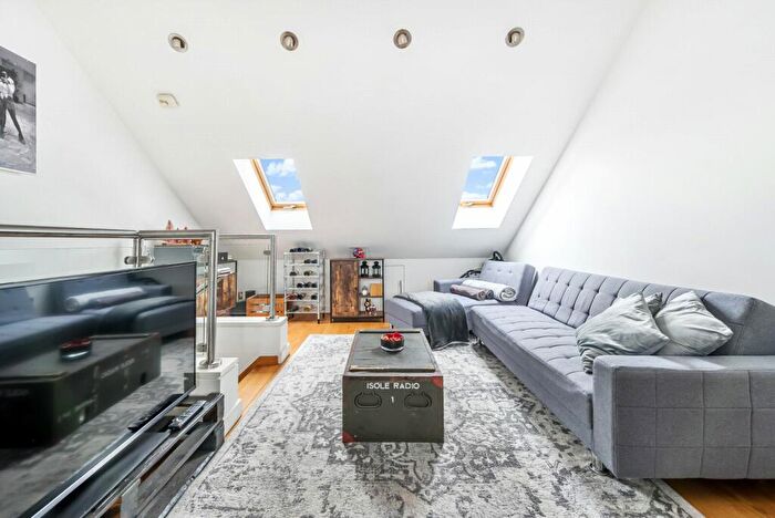 2 Bedroom Flat To Rent In Burlington Road, New Malden, KT3