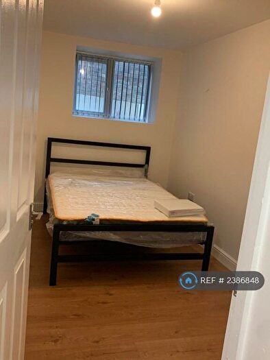 3 Bedroom Flat To Rent In Lidgett Lane, Leeds, LS17