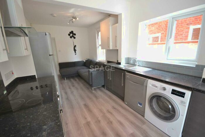 5 Bedroom Terraced House To Rent In St. Bartholomews Road, Reading, RG1