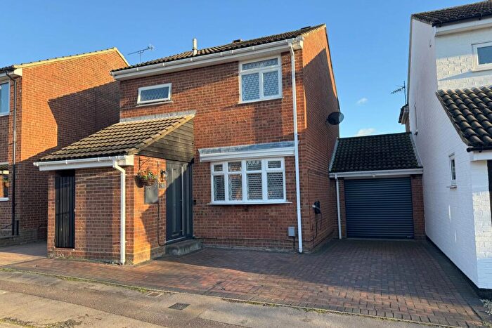 3 Bedroom Link Detached House For Sale In Tythe Barn Close, Westoning, MK45