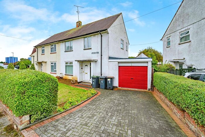 3 Bedroom Semi-Detached House For Sale In Bank Close, Luton, Bedfordshire, LU4