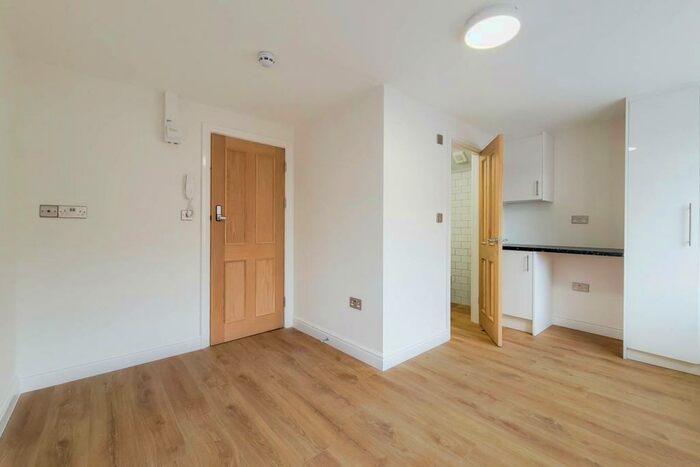 Studio To Rent In Byron Road, Wealdstone, Harrow, HA3