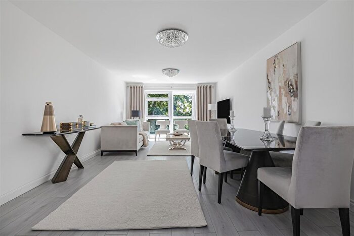 2 Bedroom Flat For Sale In Page Street, Mill Hill, NW7