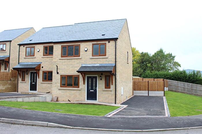 3 Bedroom Semi Detached House To Rent In Hazelwood Close, Hadfield, Glossop, SK13