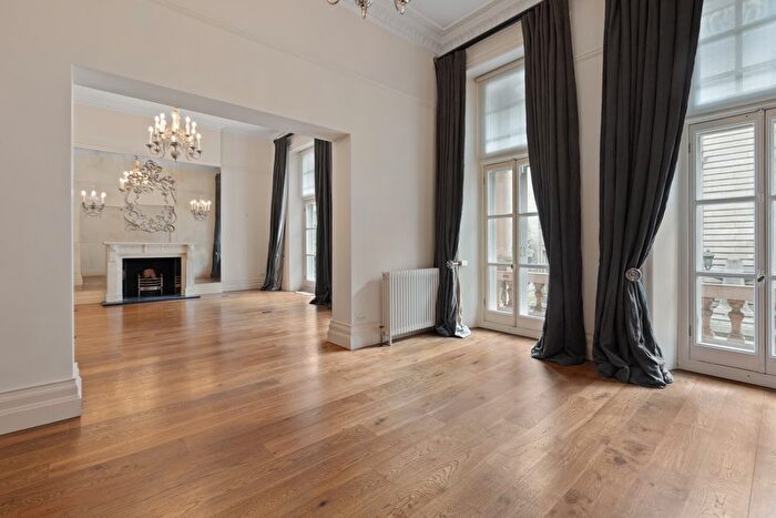 3 Bedroom Flat To Rent In Albert Court, South Kensington, SW7