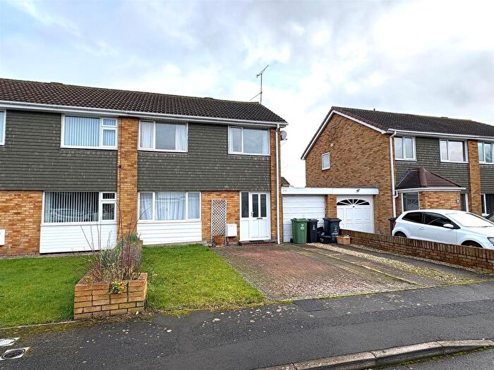 3 Bedroom Semi Detached House To Rent In Sutton Road, Swindon, SN3