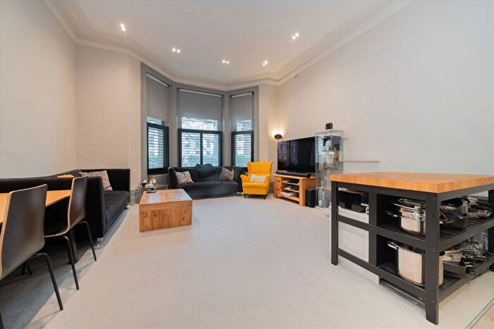 2 Bedroom Flat For Sale In Holland Park Avenue, London, W11