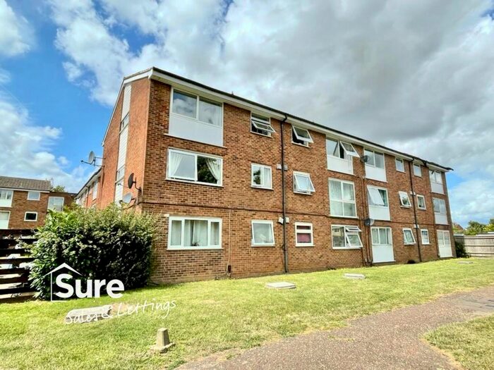 2 Bedroom Flat To Rent In Burns Drive, Hemel Hempstead, Hertfordshire, HP2