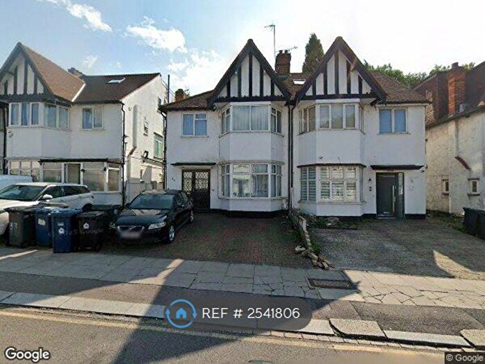 Studio To Rent In Heathfield Gardens, London, NW11