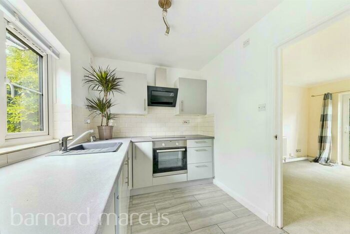 2 Bedroom Apartment To Rent In Culmington Road, South Croydon, CR2