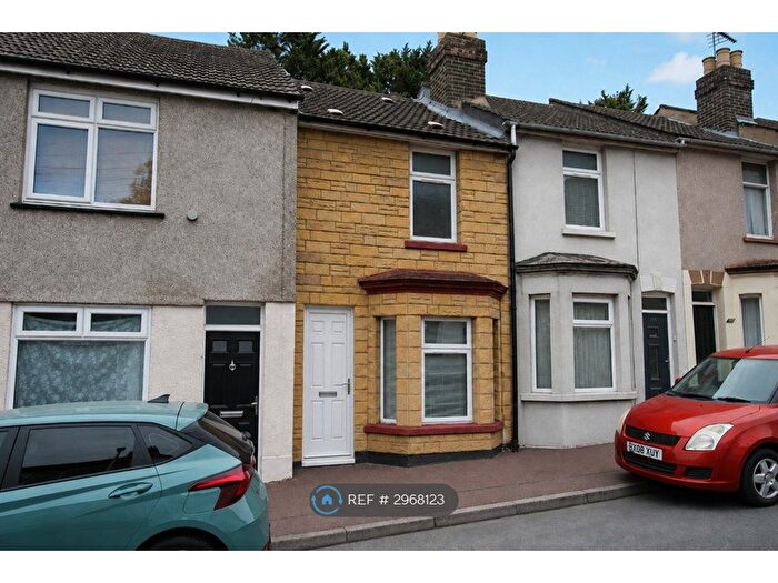 3 Bedroom Terraced House To Rent In Castle Road, Chatham, ME4
