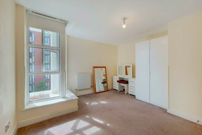 2 Bedroom Flat To Rent In Barrier Point, Royal Docks, London, E16