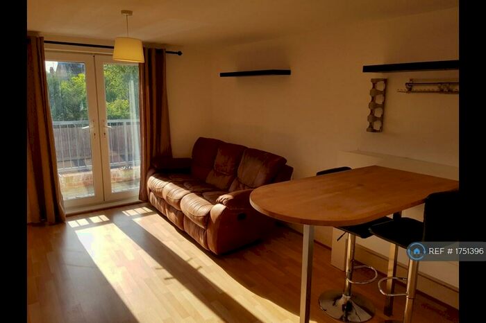 2 Bedroom Flat To Rent In Princes Way, Bletchley, Milton Keynes, MK2