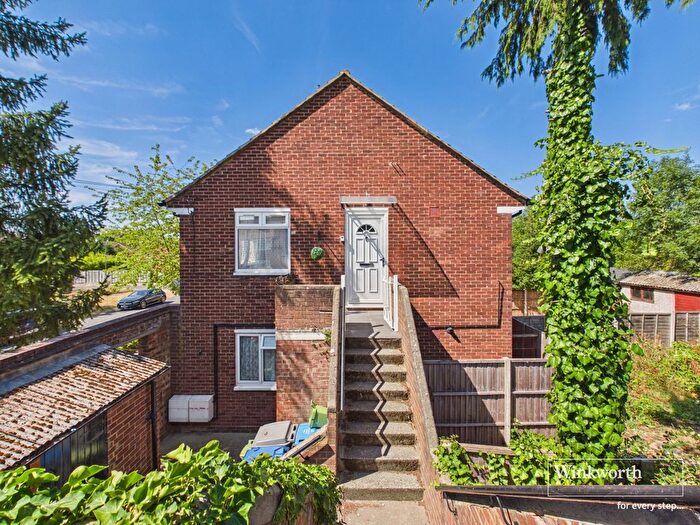2 Bedroom Maisonette For Sale In Robin Grove, Harrow, Middlesex, HA3