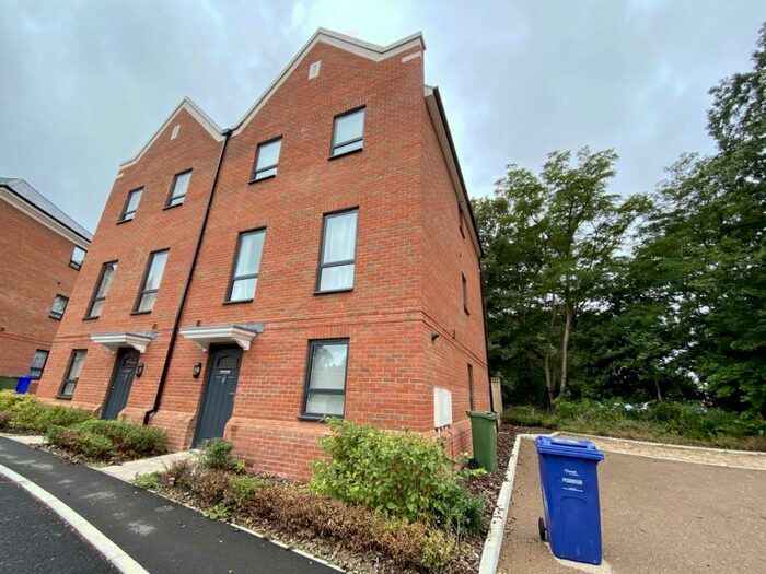 4 Bedroom Town House To Rent In Darbyshire Road Wellesley, GU11