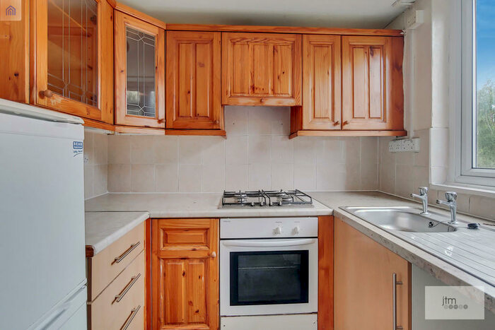 3 Bedroom Apartment To Rent In Beachcroft Way, Archway, N19