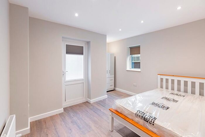 Studio To Rent In Birch Green, Staines, TW18