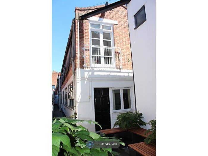 3 Bedroom Flat To Rent In Southampton Way, London, SE5