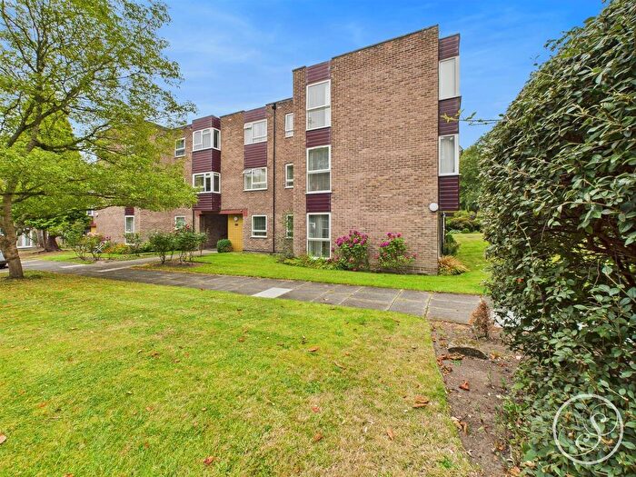 2 Bedroom Flat For Sale In Park Villa Court, Leeds, LS8