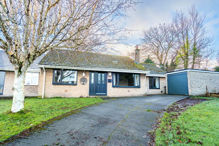 3 Bedroom Semi-Detached Bungalow For Sale In Haydn Fold, Charlesworth, SK13