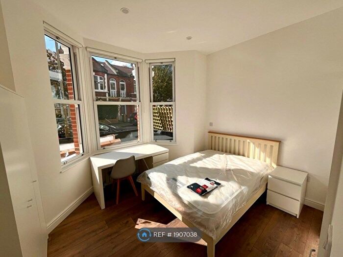 3 Bedroom Flat To Rent In Norroy Road, London, SW15