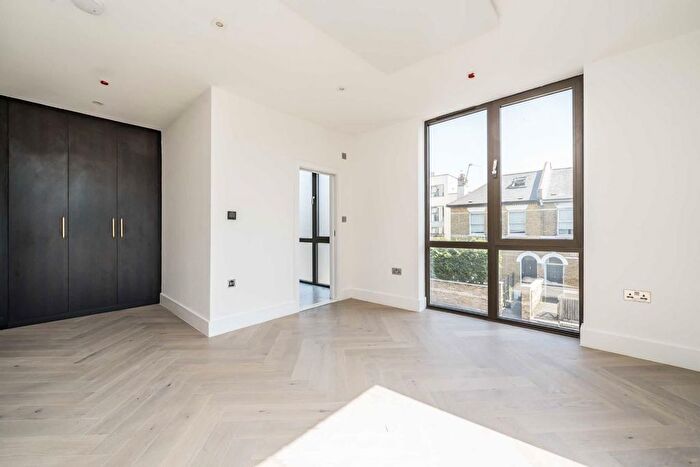 2 Bedroom Flat For Sale In East Hill, Wandsworth, SW18