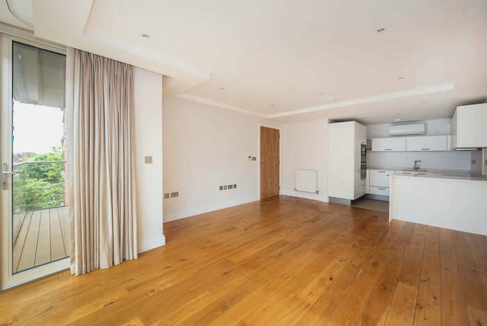 2 Bedroom Flat For Sale In Albert Bridge Road, London, SW11