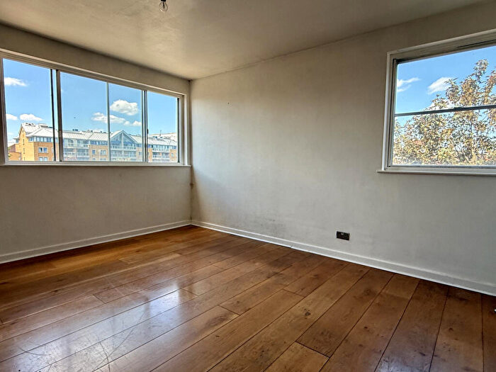 2 Bedroom Flat To Rent In Parkgate Road, London, SW11