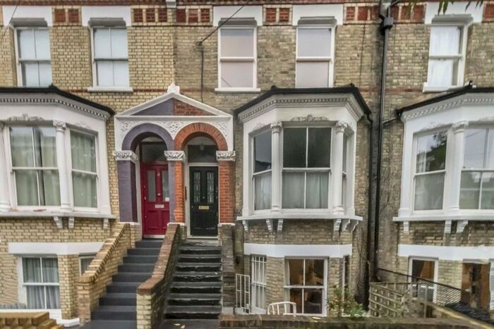 2 Bedroom Flat To Rent In Taybridge Road, London, SW11