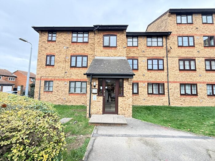 1 Bedroom Flat For Sale In Trefoil House, Crest Avenue, Grays, Essex, RM17