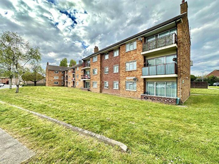 2 Bedroom Flat To Rent In Fairbourne House, Bourne Avenue, Hayes, UB3