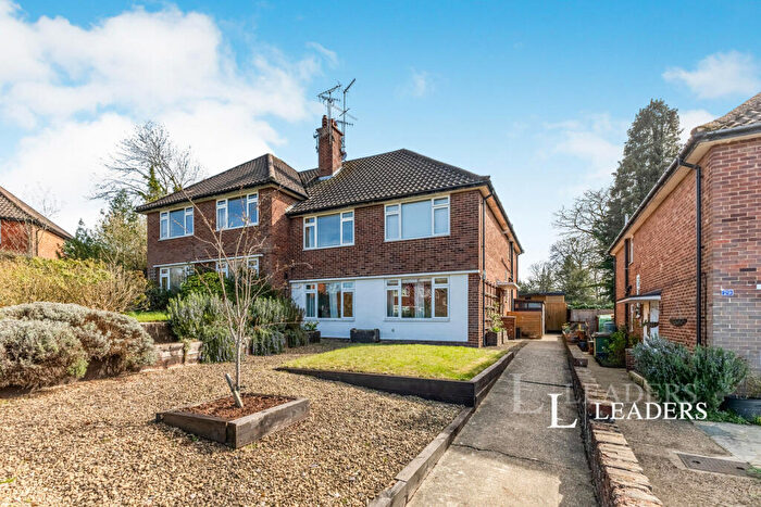 2 Bedroom Flat To Rent In Minchin Close, Leatherhead, Surrey, KT22