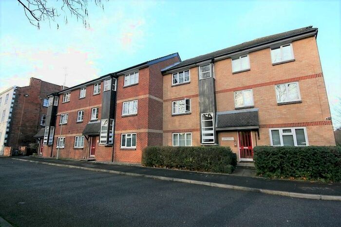 2 Bedroom Flat To Rent In Troon Court, Muirfield Close, Reading, RG1