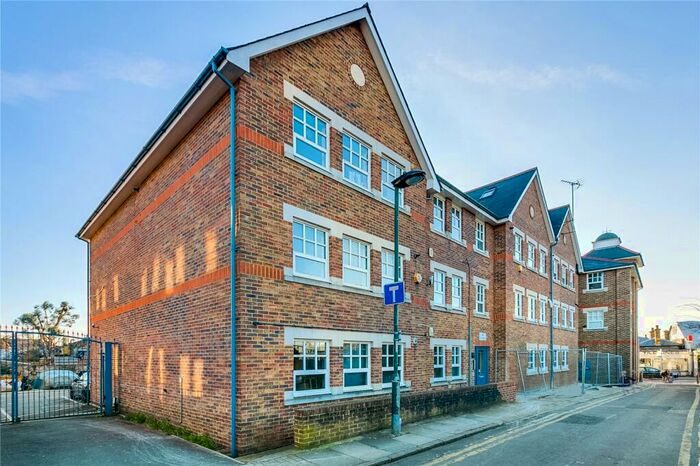 3 Bedroom Flat To Rent In South Worple Way, East Sheen, SW14