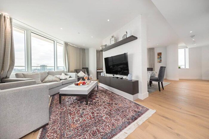 2 Bedroom Flat To Rent In Lombard Wharf, Battersea, London, SW11