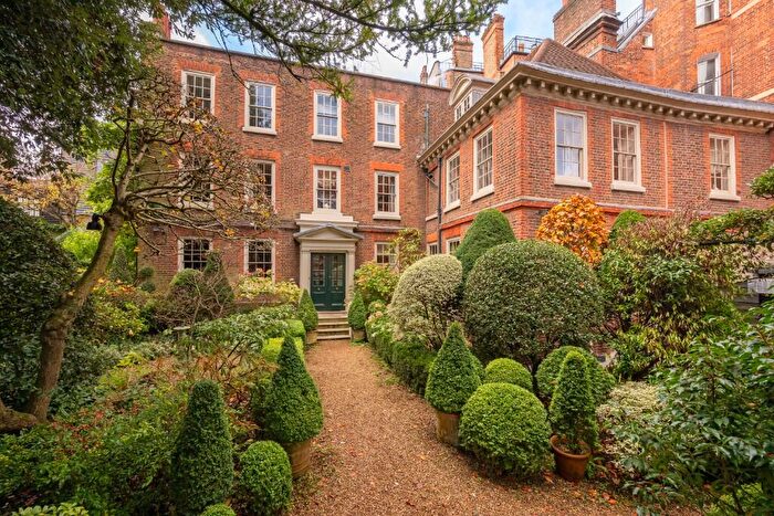 6 Bedroom Semi-Detached House For Sale In The Mount, London, NW3