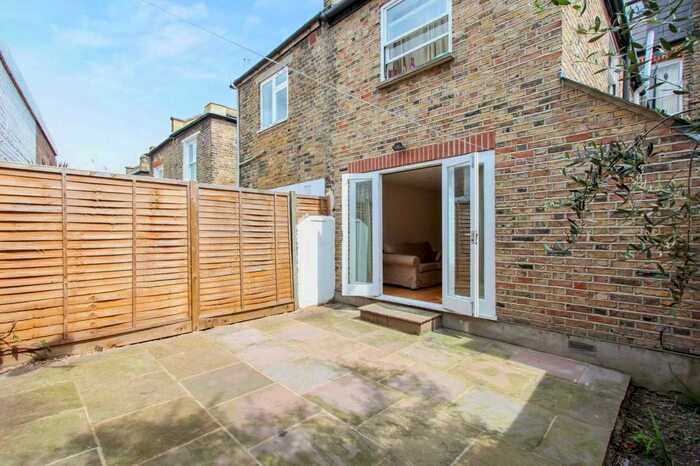 2 Bedroom Flat To Rent In Stephendale Road, Fulham, London, SW6