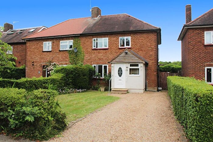 3 Bedroom Semi Detached House For Sale In Dormer Close, Barnet, EN5