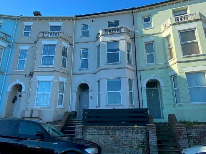 2 Bedroom Flat To Rent In Crescent Road, Walton On The Naze, CO14