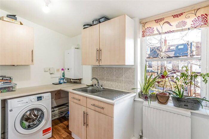 1 Bedroom Maisonette To Rent In Hindmans Road, East Dulwich, London, SE22