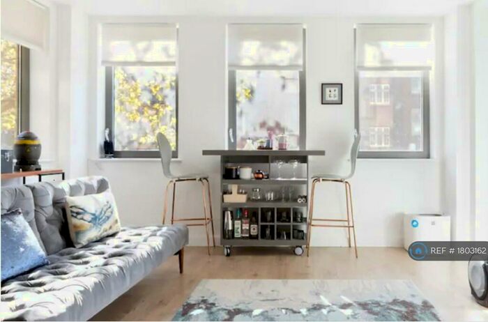 2 Bedroom Flat To Rent In The Highway, London, E1W