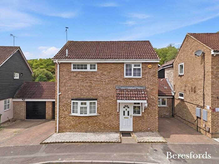 3 Bedroom Link Detached House For Sale In Brocksparkwood, Brentwood, CM13