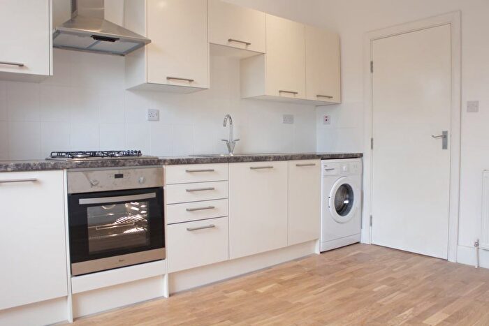 2 Bedroom Flat To Rent In Stanlake Road, Shepherds Bush, W12