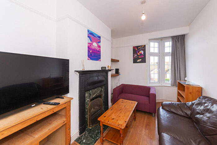 4 Bedroom Maisonette To Rent In Woodbridge Hill, Guildford, GU2