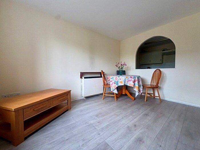 2 Bedroom Flat To Rent In Farriers Close, Swindon, SN1