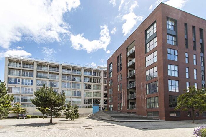 2 Bedroom Apartment To Rent In Airpoint - Bedminster, BS3