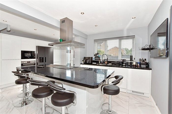 3 Bedroom End Of Terrace House For Sale In Willington Street, Maidstone, Kent, ME15